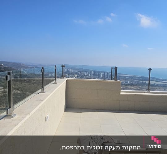 מרפסת עם נוף לעיר וכיסא נוח